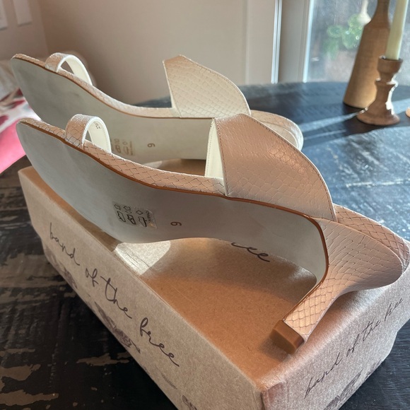 Land of the Free cream Snake Stamp Leather sandal. New in box. NWT. Size 9 - Picture 2 of 6